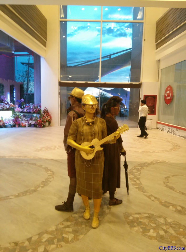 清迈新建的最大商场Promenada开业庆祝活动行为艺术