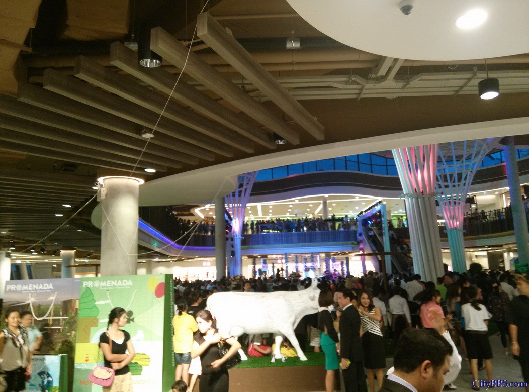 清迈新建的最大商场Promenada开业庆祝活动行为艺术