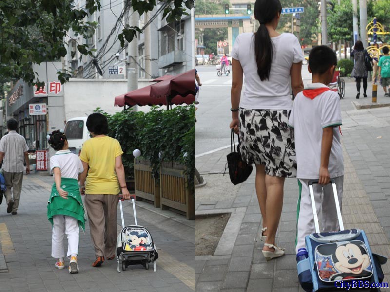 我们注意到，从这里出来的学生们也都跟如今普通学校的孩子们一样拉着沉重的拉杆书包。这似乎也从侧面印证了 ...