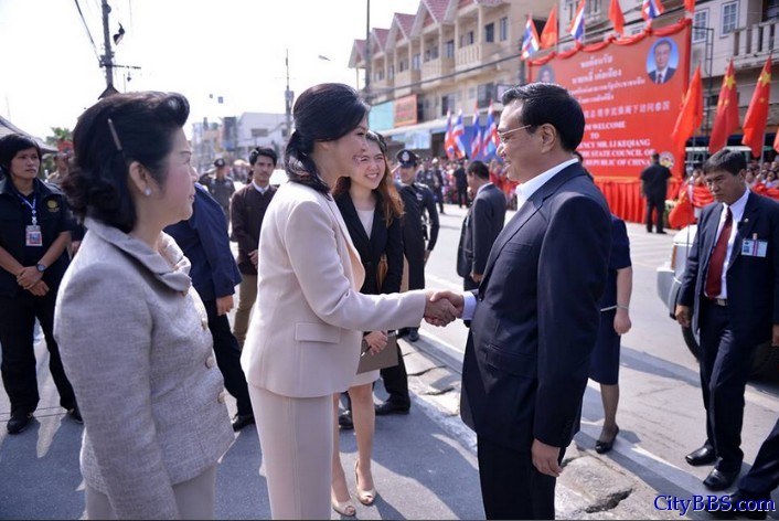 李克强在泰国总理英拉陪同下参观清迈