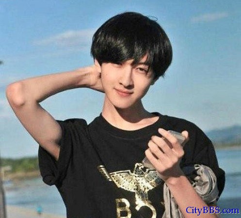 中国男子赵一铭因美貌走红韩国论坛