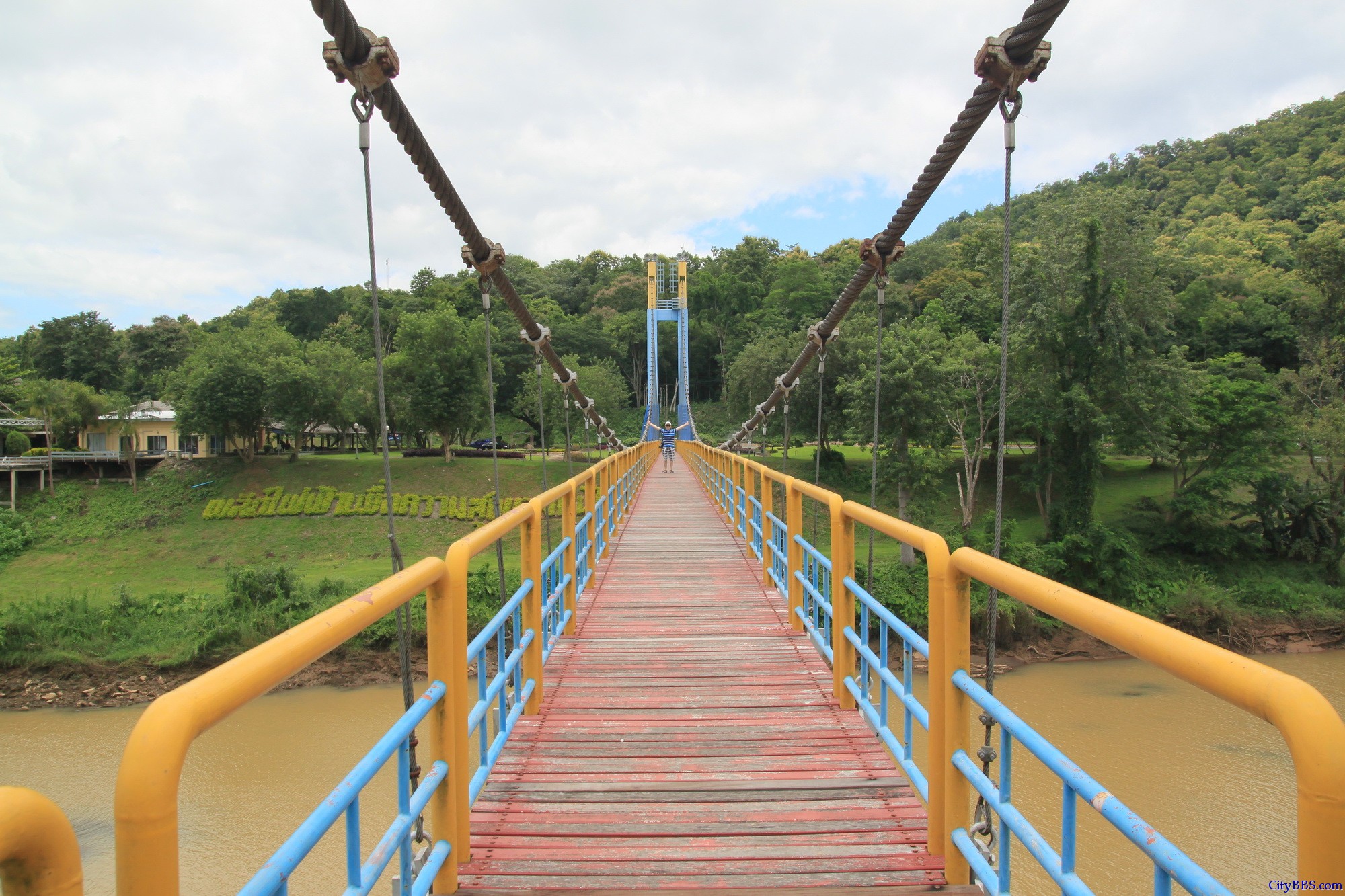 程逸府（又称乌达叻滴府 Uttaradit）的诗丽吉水坝（Sirikit Dam）