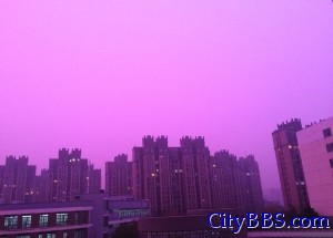 南京现玫红色雾霾 网友吐槽:还是头回吸