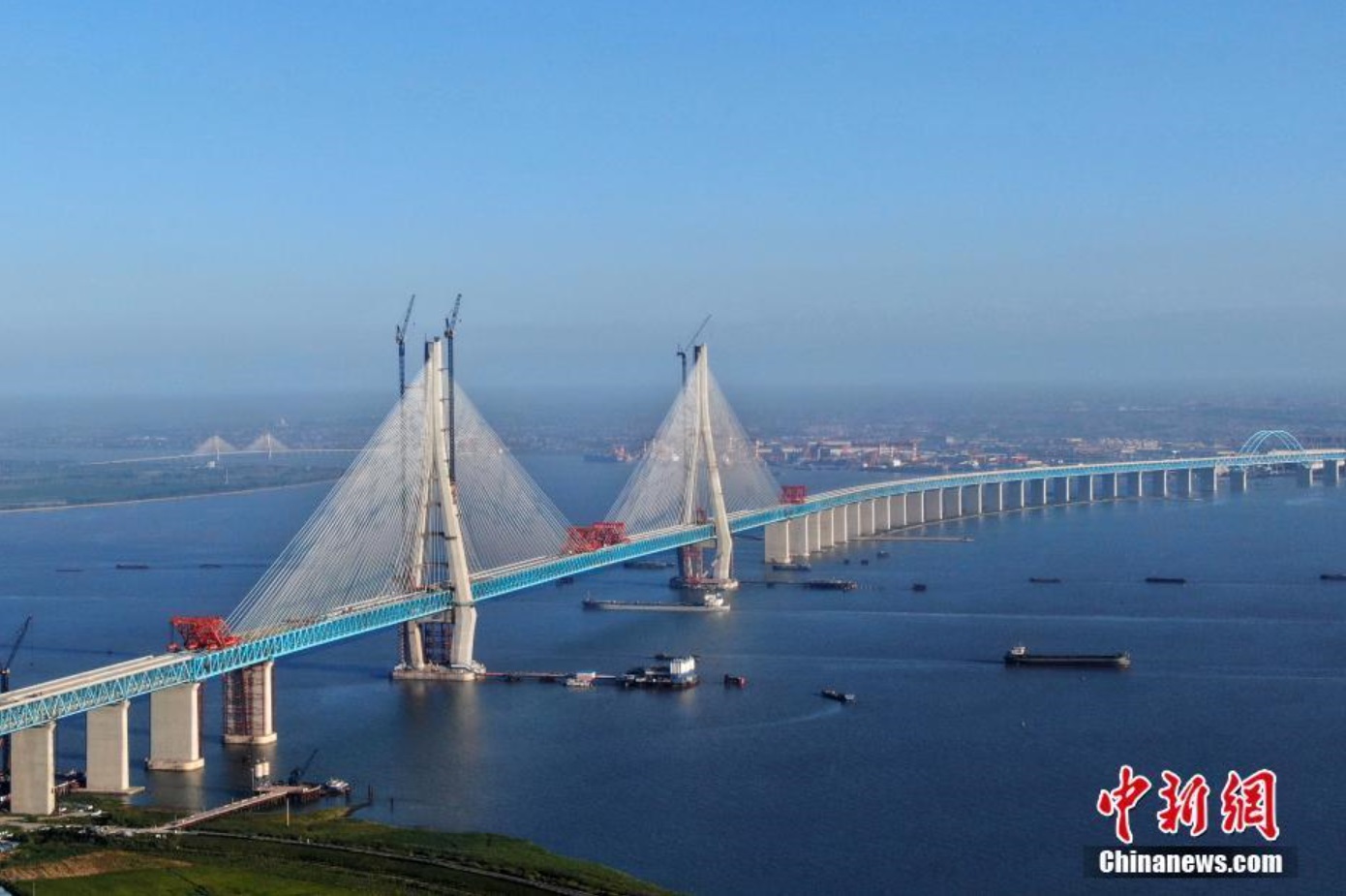 沪通长江大桥全桥合龙