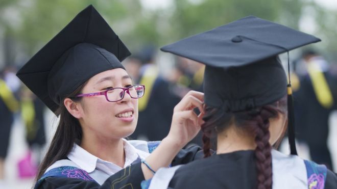 中美关系新裂痕：留学生美国机场遭出境严查3.jpg