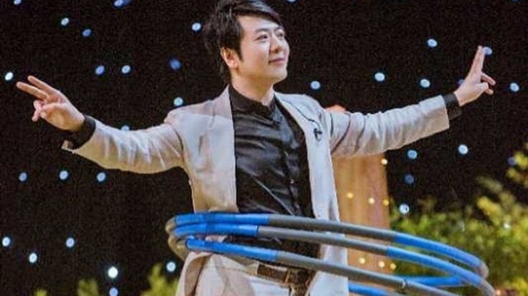 郎朗办网上音乐会劝中美两国和解变回好朋友.jpg