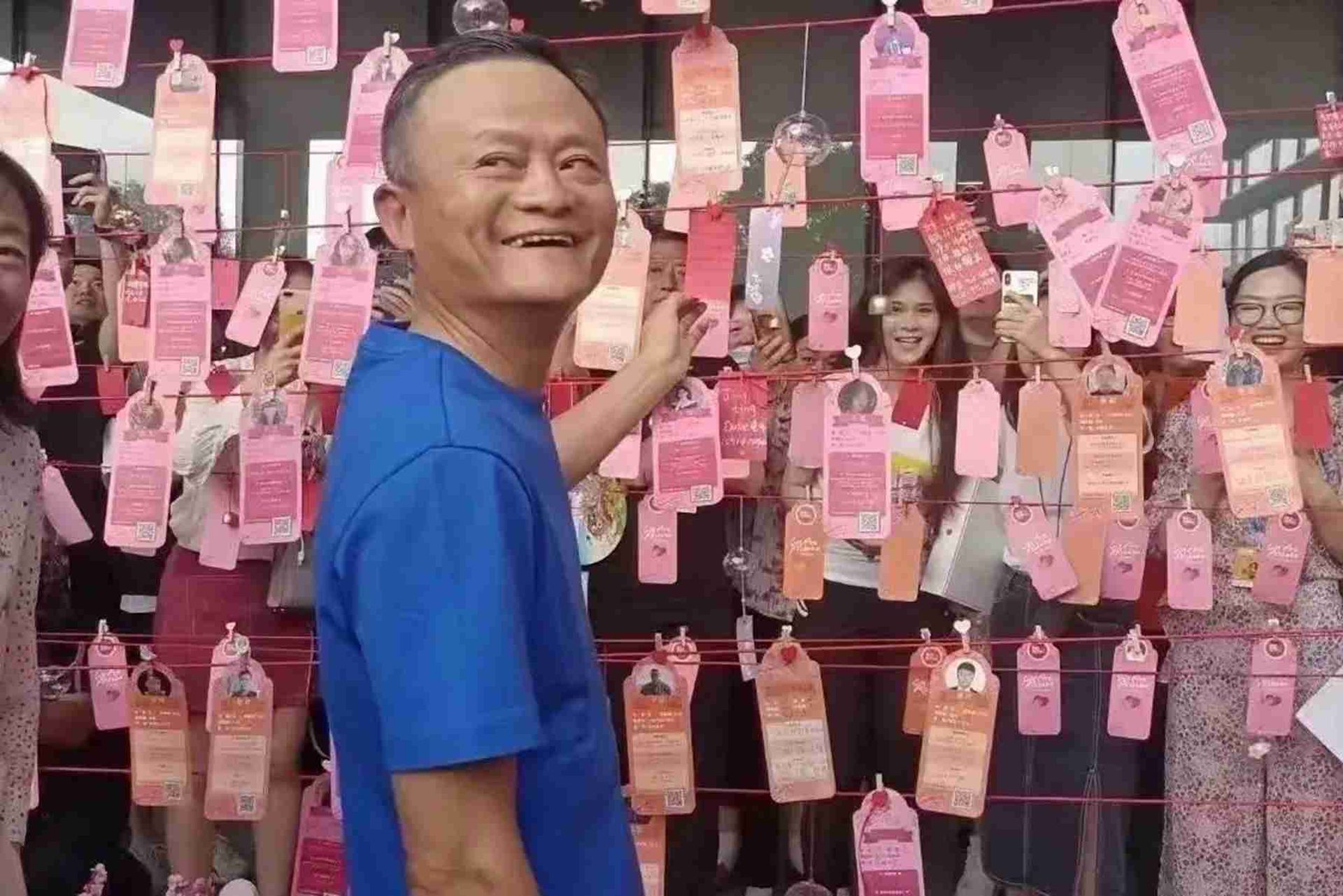 久未公开露面马云现身阿里巴巴总部 身形消瘦