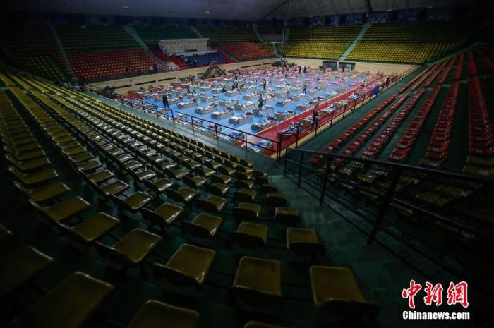 曼谷尼米布尔体育场临时改造成的新冠患者病房