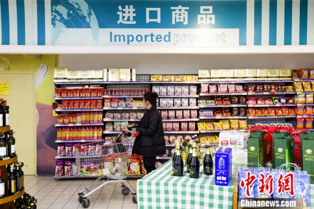 山西太原，民众挑选进口商品.jpg