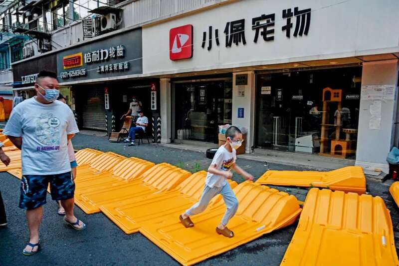 上海静安区一社区拆除封控挡板