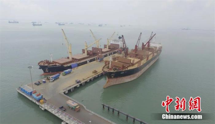 印尼吉配保税港工业园的码头泊位