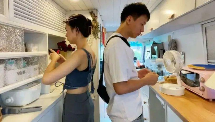 广东深圳的一对情侣 不租房住房车