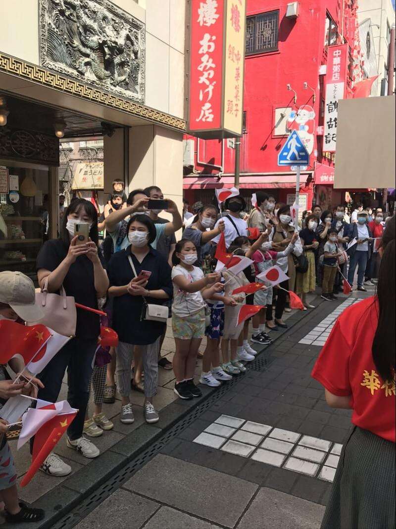 横滨中华街国庆大游行 50头广东醒狮送祝福  