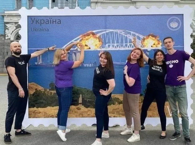 乌克兰，居然在克里米亚大桥被炸几小时后就发行了新的邮票，并制作了展板放在基辅街头，供乌克兰人打卡 ...
