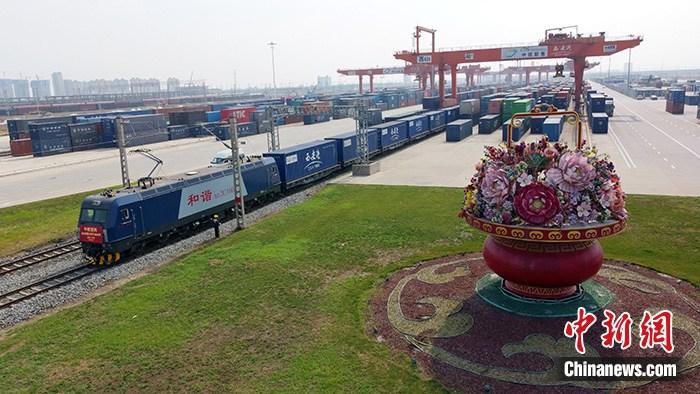 陕西西安，中欧班列(西安—汉堡)列车整装待发