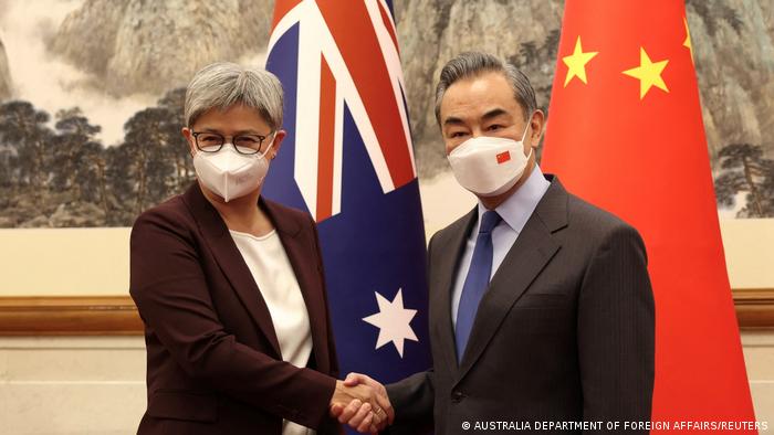 中国国务委员兼外长王毅同澳大利亚外长黄英贤就双边关系及共同关心的国际和地区问题交换了意见 ...