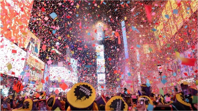 万人聚集在纽约时报广场迎接2023年到来一刻。