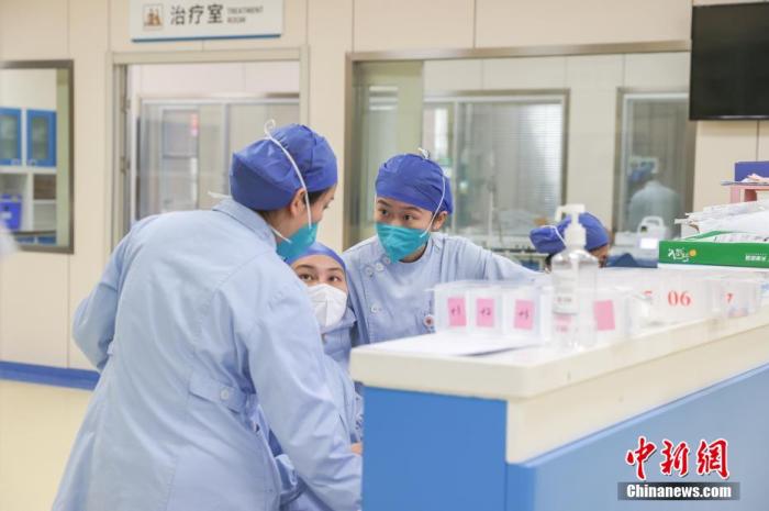 几位护士在交流病人病情