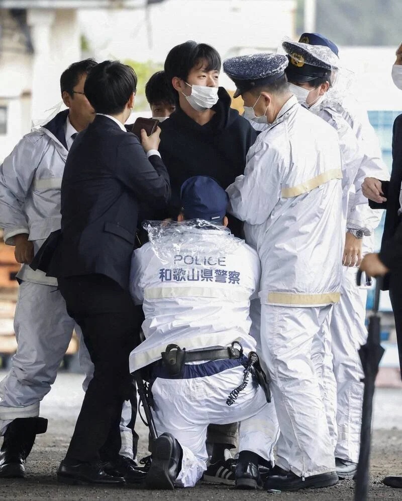 日本首相岸田文雄在和歌山市助选演说被投掷物品，随即传来爆炸声和冒出白烟，涉案男子被捕 ...