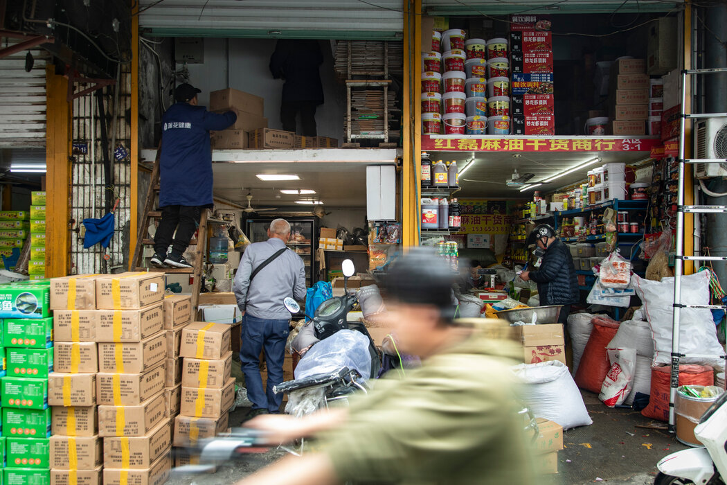 本月的苏州南门市场。消费者和公司再次开始支出，但并不均衡