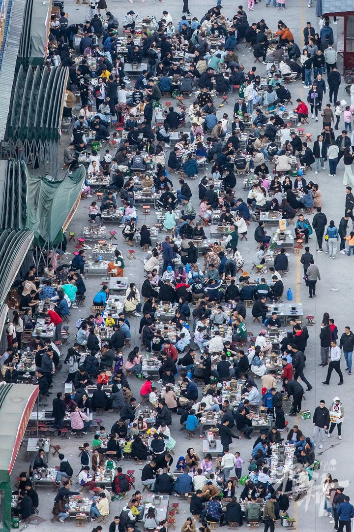 人潮来袭！淄博赶烤：影院酒馆自发留宿游客