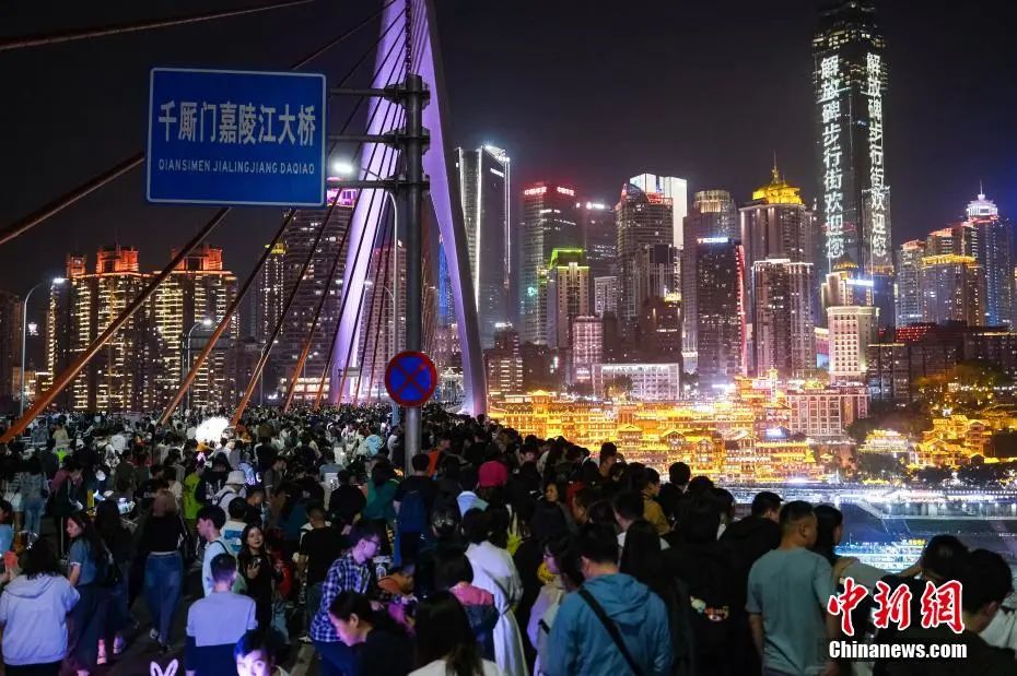 重庆千厮门嘉陵江大桥再度在晚间关闭车辆通行