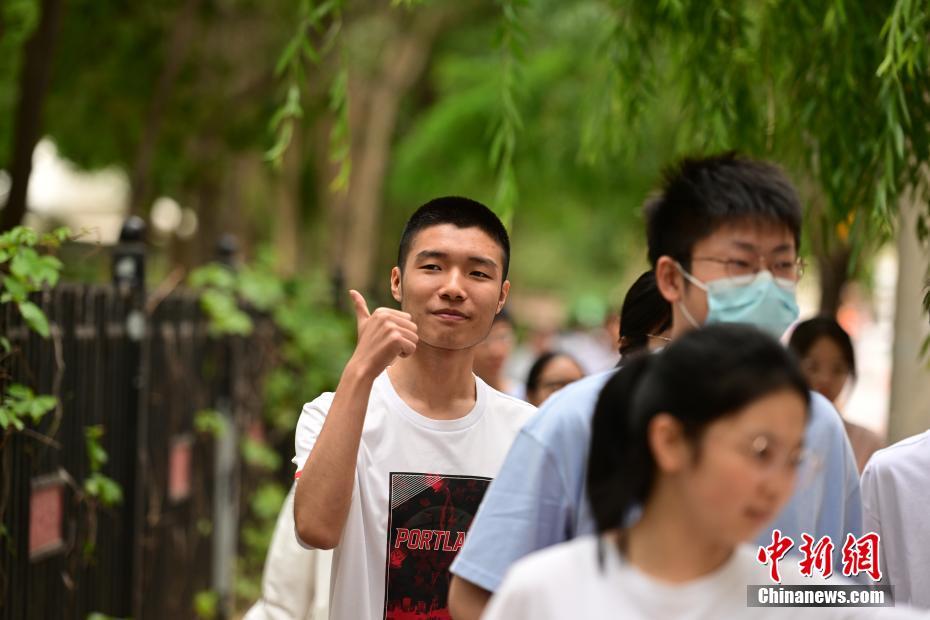 沈阳一高考考场，考生开始进入考场