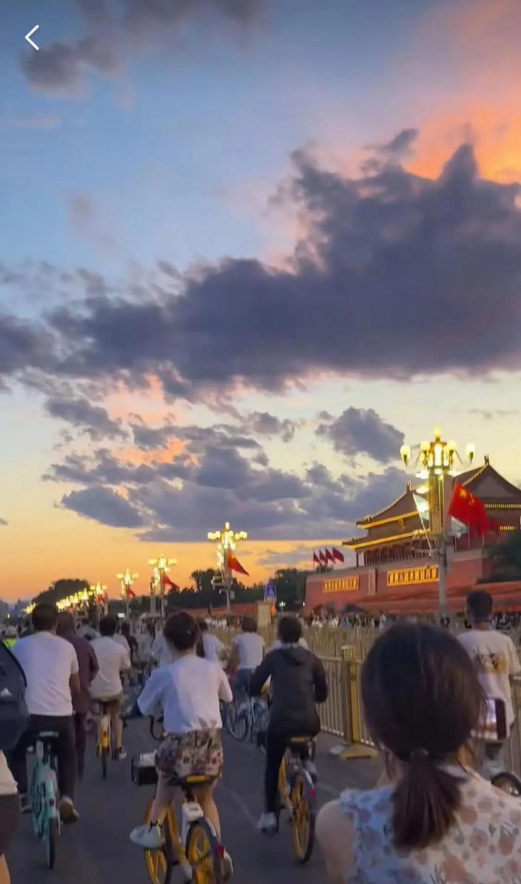 天安门广场上夜骑、过夜、看日出和升旗
