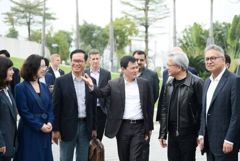 黄仁勋此次到访了越南军用电子电信公司