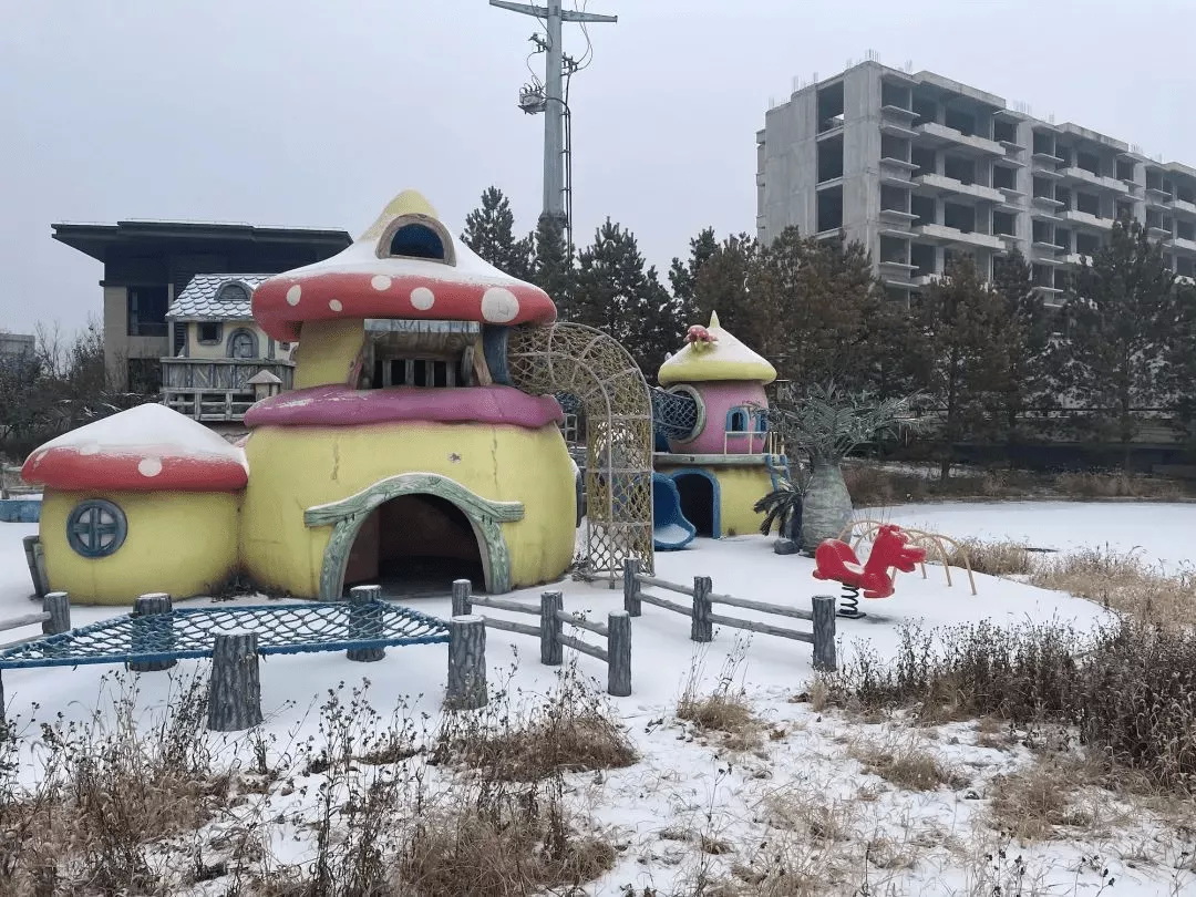某建筑外的儿童乐园