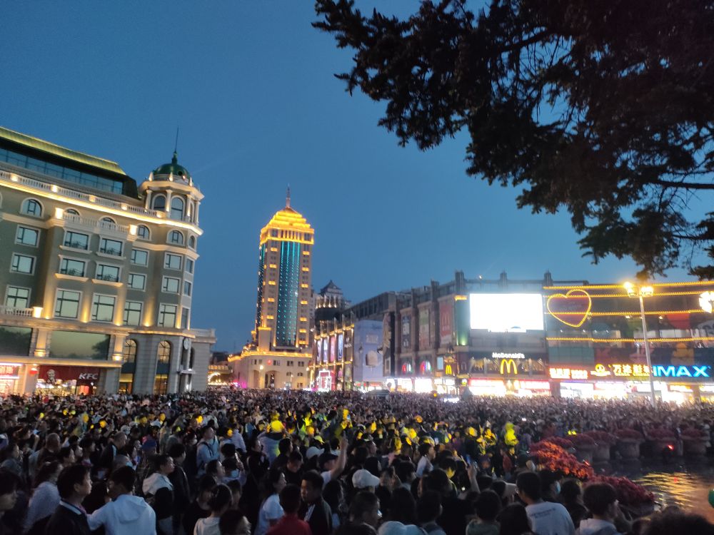 “五一”假期，哈尔滨松花江畔游人如织