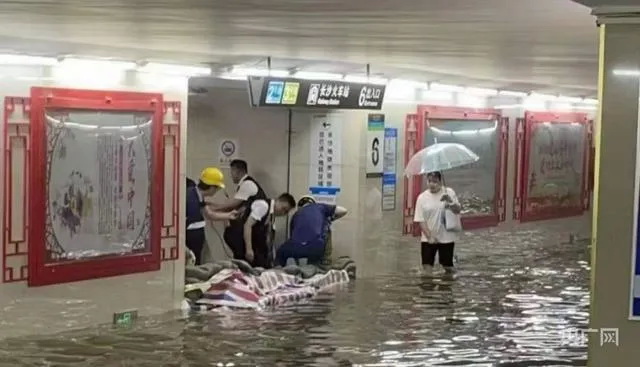 受暴雨天气影响，24日中午长沙地铁2、3号线全线（含西环线）停止运营服务