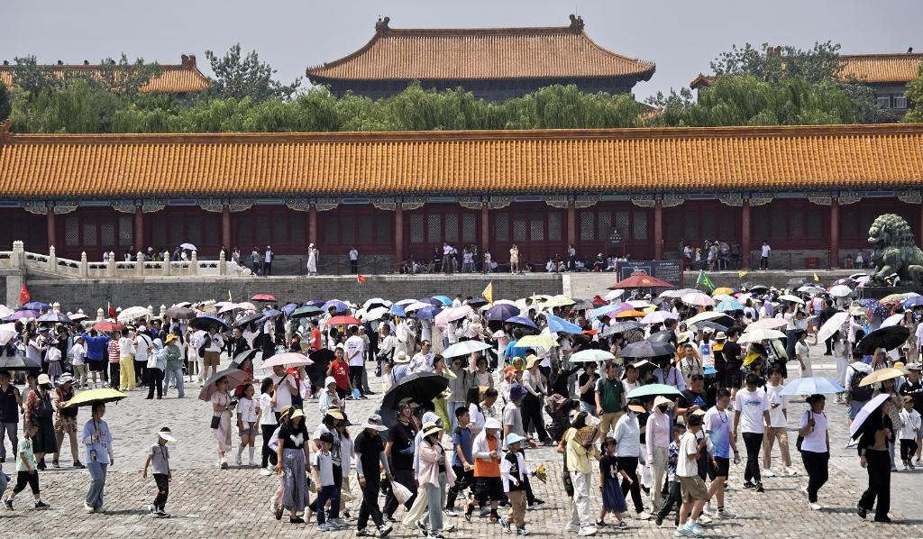 游客在参观故宫博物院