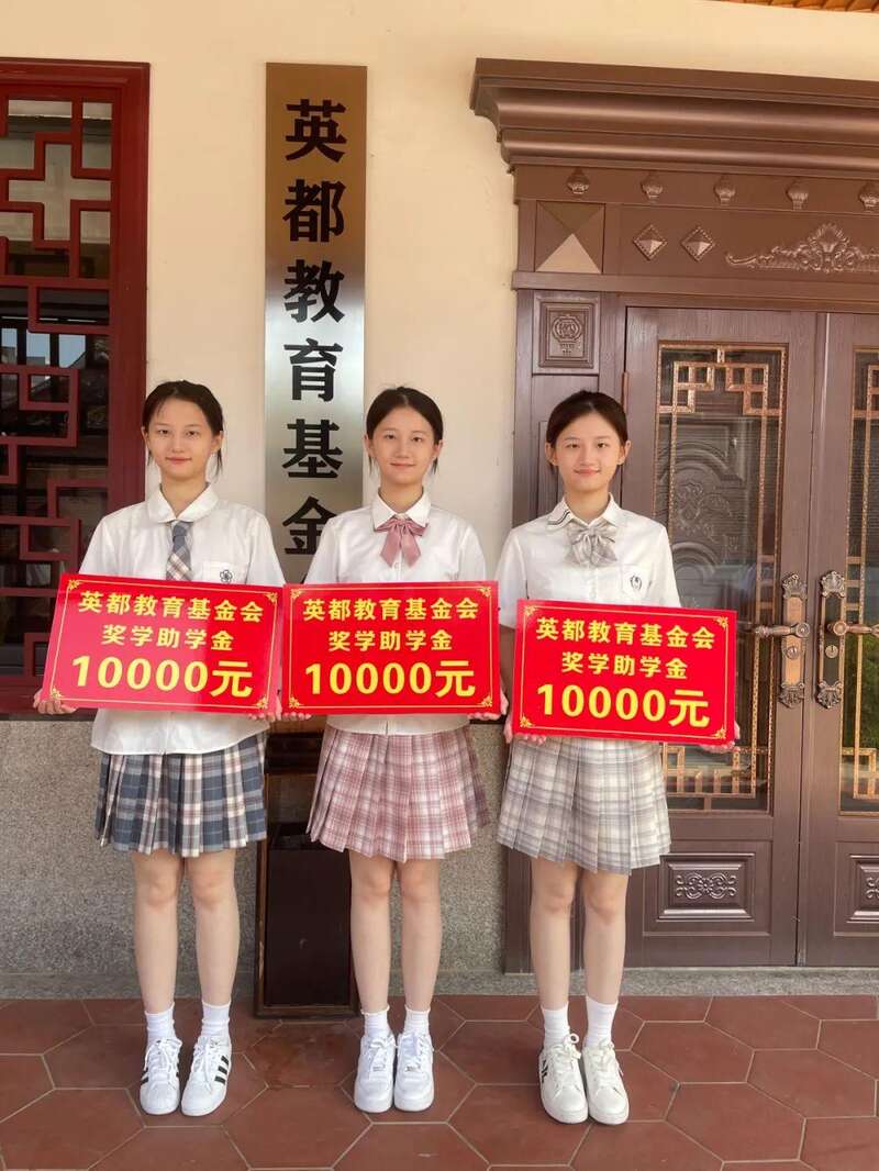三胞胎姐妹洪奕蓝、洪祺蓝、洪胜蓝