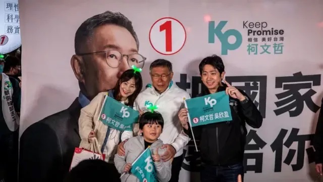 2024年初，竞选总统的柯文哲与支持者合影