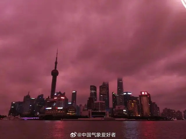 不少网友晒出台风“贝碧嘉”到来前的紫色天空