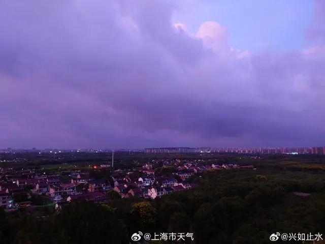 不少网友晒出台风“贝碧嘉”到来前的紫色天空