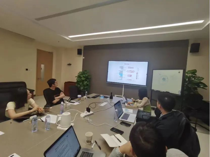 中山大学团队和阿里云团队在中山大学医学院讨论工作