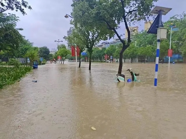 大坝被淹没，大量房屋被淹