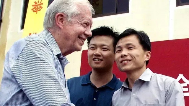 2001年9月5日，前总统卡特在周庄镇全旺村向新当选的地方官员致意
