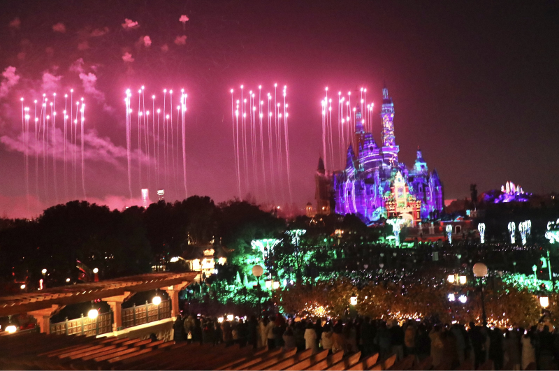 韩国人何智敏在观赏露台观看上海迪士尼新年特别烟花秀