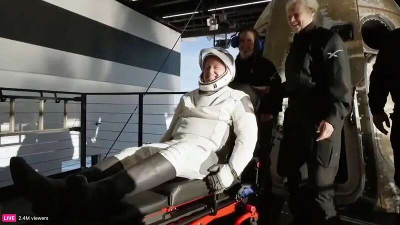 太空人因为肌肉与骨质流失，必须让他们坐在担架上以免受伤