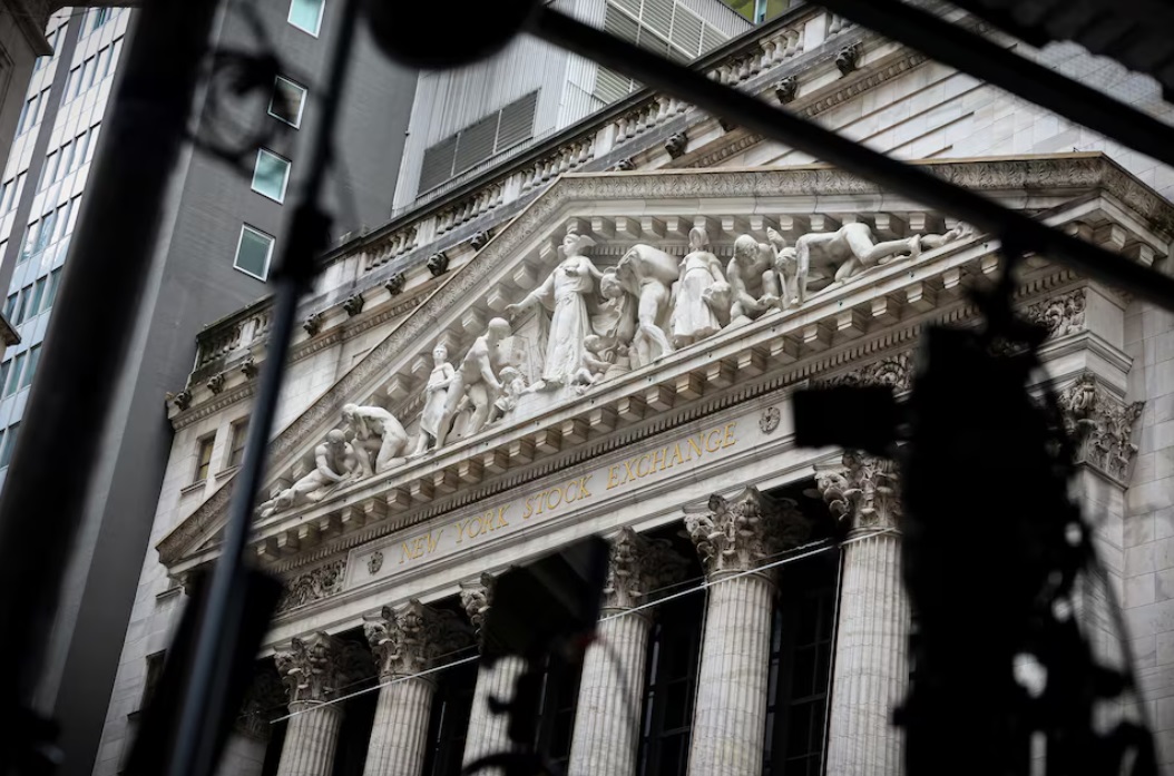 一台摄像机对准纽约证券交易所 (NYSE) 的正面