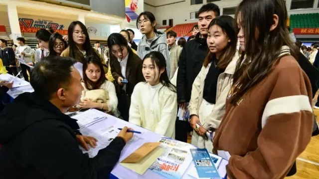 李小姐在收到实习岗位录取邮件后中断了付款，因为她觉得自己上当了