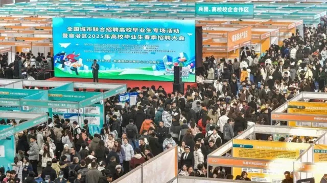 李小姐在收到实习岗位录取邮件后中断了付款，因为她觉得自己上当了