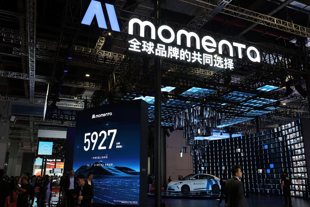 上海车展媒体日，人们走过中国自动驾驶初创公司 Momenta 的展位