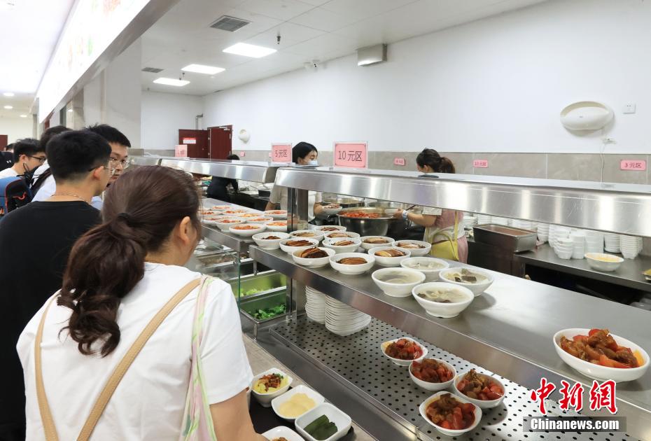 2025年 “五一”假期首日，重庆市荣昌区政府机关食堂人气火爆