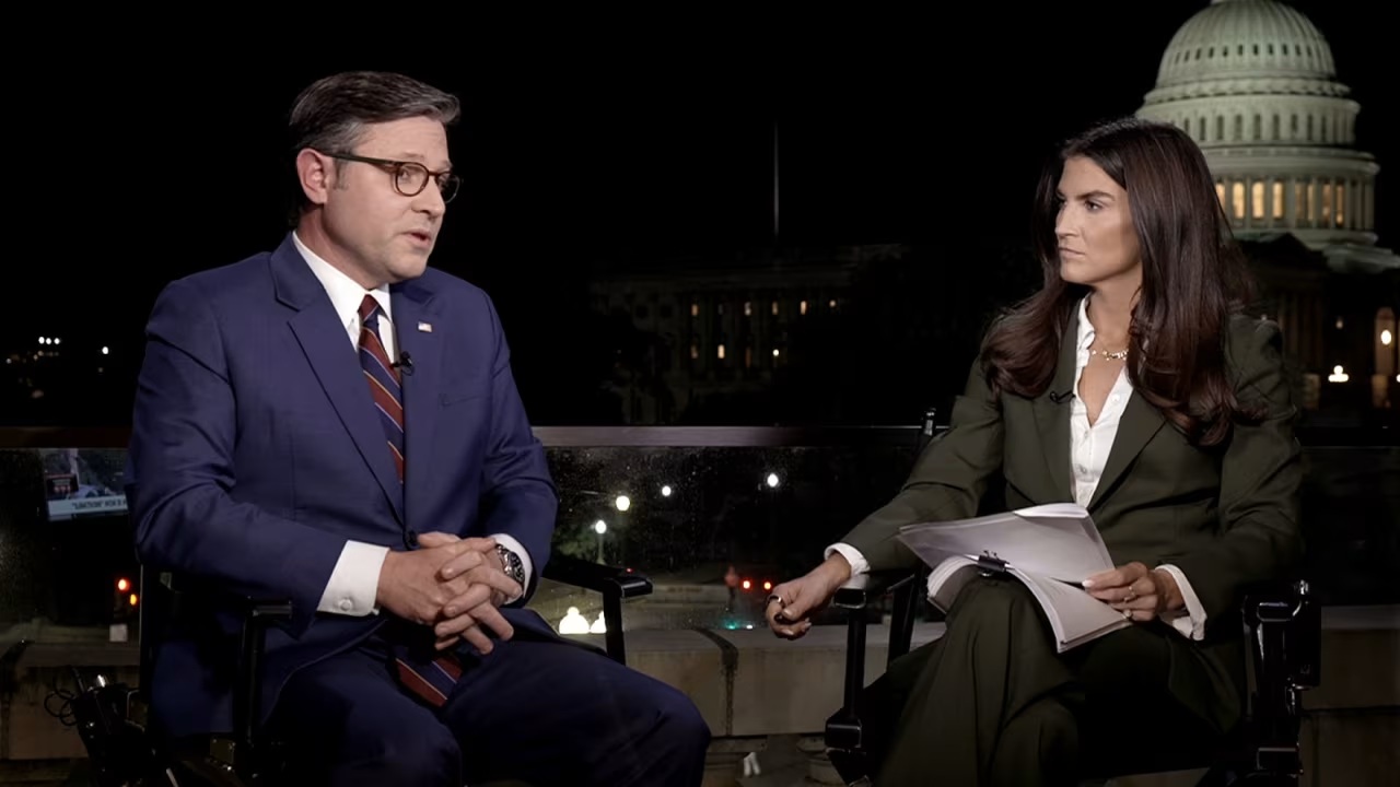众议院议长迈克·约翰逊周二接受了美国有线电视新闻网 (CNN) 的凯特兰·柯林斯的采访 ...