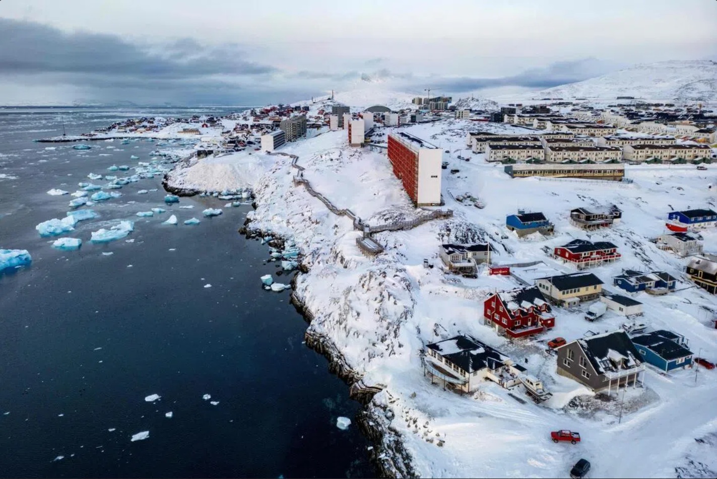 格陵兰首府及最大港口城市努克（Nuuk）被白雪覆盖的航拍图