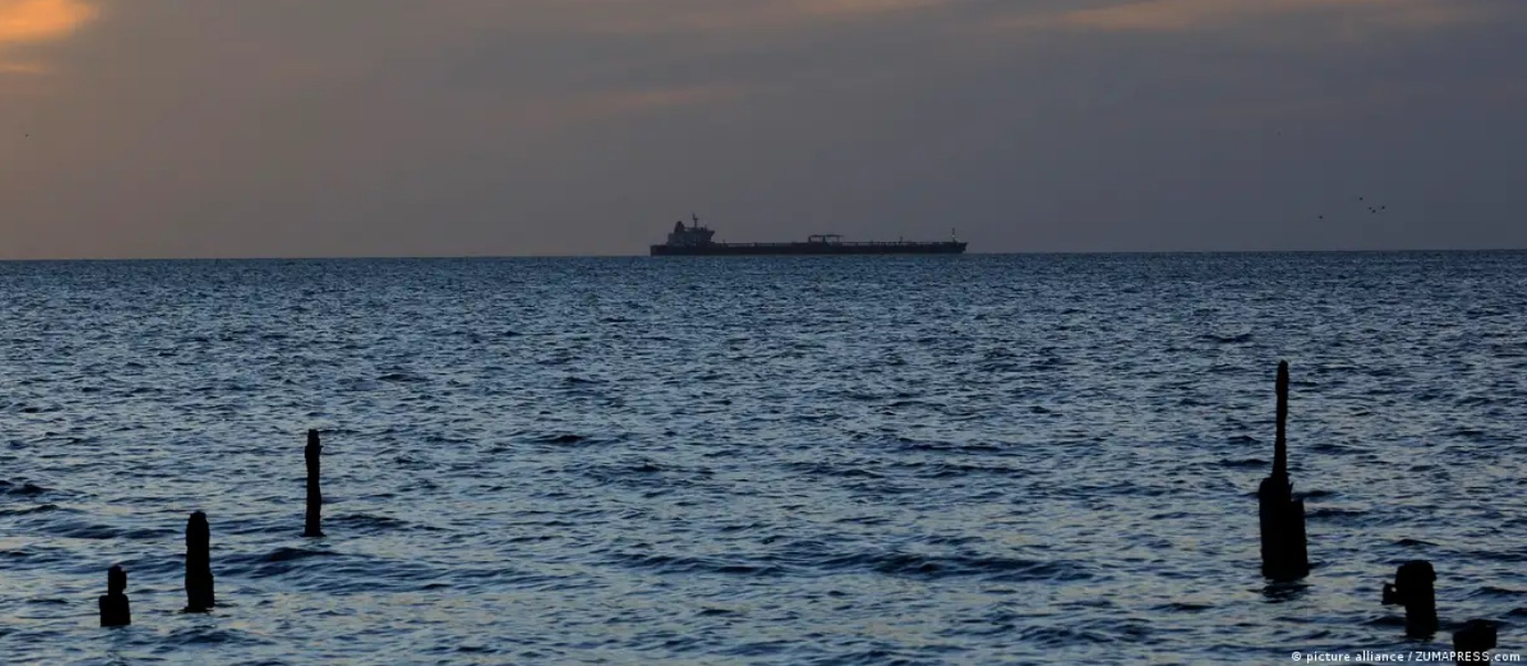 夕阳时分的委内瑞拉Pozuelos海港，远处可以见一艘油轮